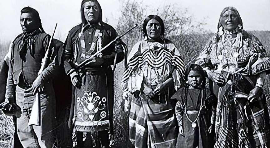 华盛顿掐住印第安小女孩脖子,用铁钩穿进她的下巴,挂在剥皮桩上