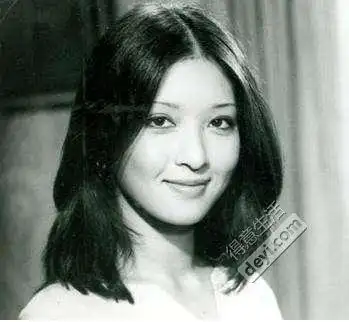 41岁时未婚生下女儿胡洁生,孩子的爸爸是谁从未公开.对于