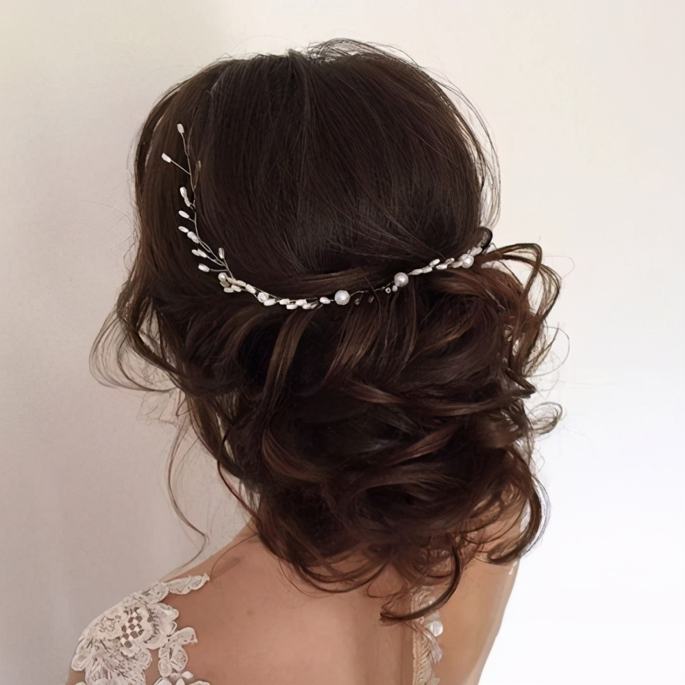 即使你的头发是中等密度的,它们也能带来你的盘发显得格外蓬松.