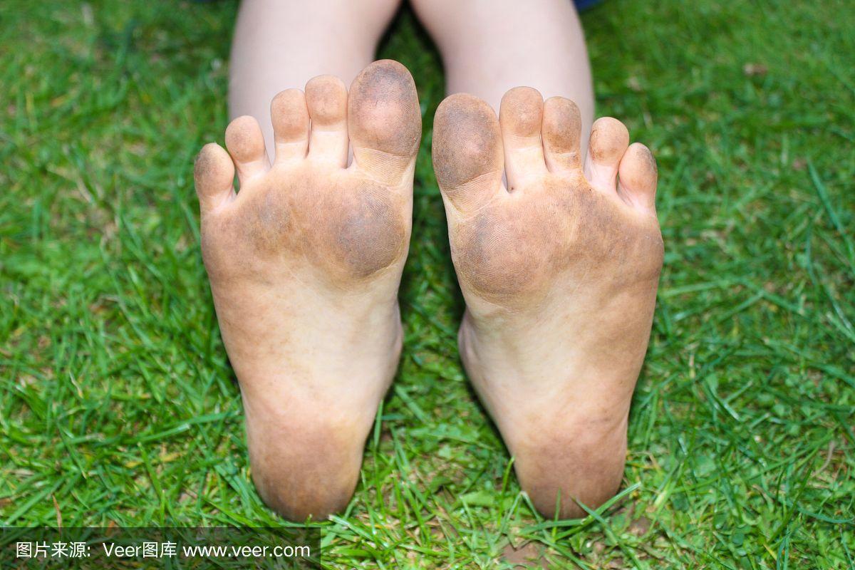 孩子们肮脏的光脚