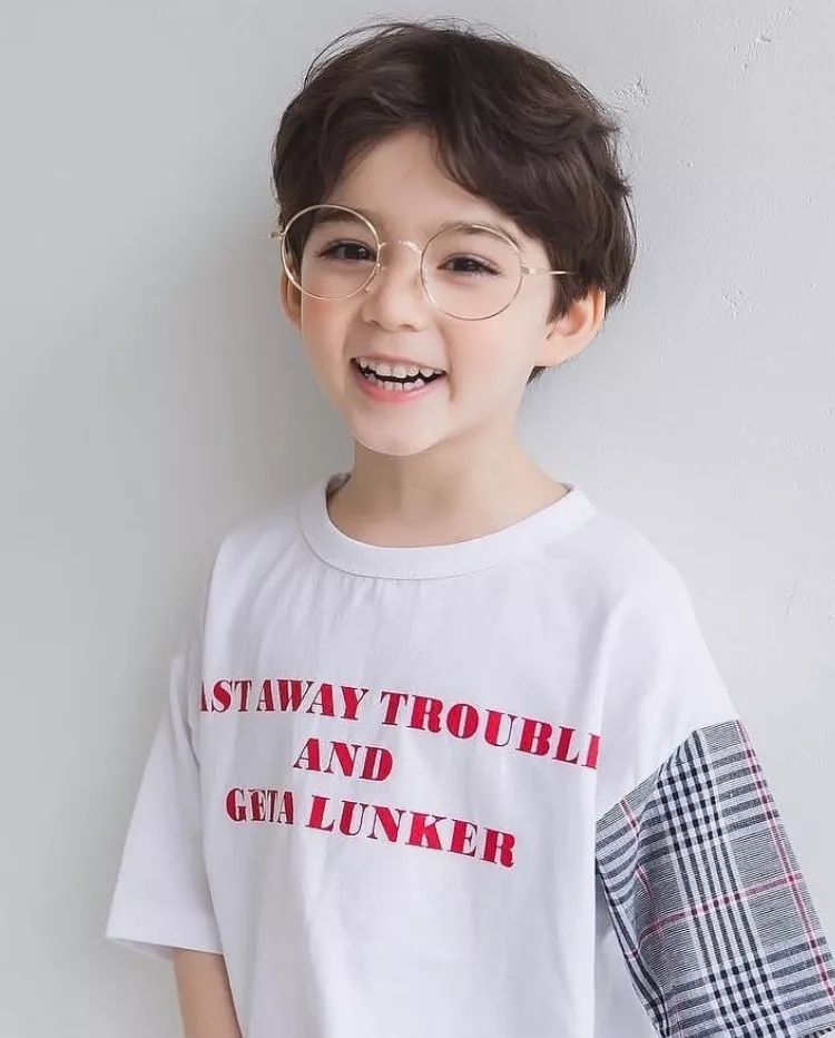 这位混血男孩爆红ins,拥有逆天长睫毛,第一眼就爱上了