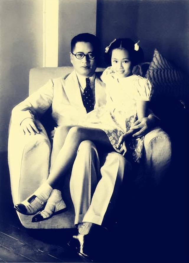 在50年代的一张珍贵的全家福中,我们看到了宋子文一家人的和谐画面.