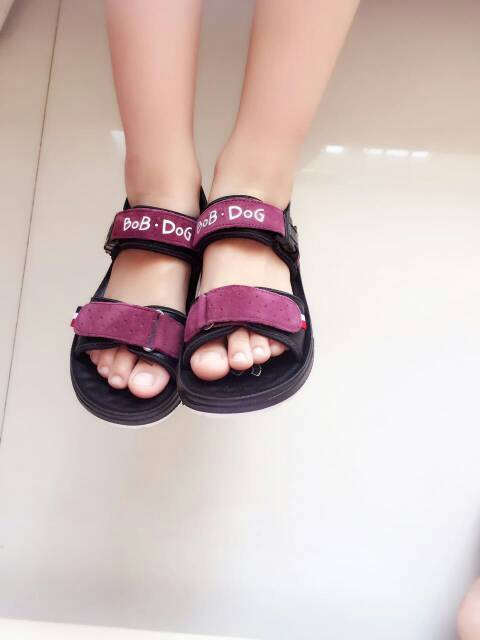 我今年11岁我上个星期穿凉鞋去学校时有同学说我的脚丫好像个女生