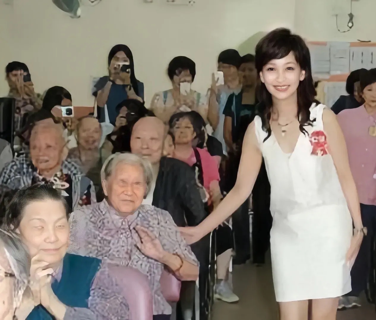 一次赵雅芝去养老院看望老人,养老院老人问赵雅芝:"大姑娘今年多少岁