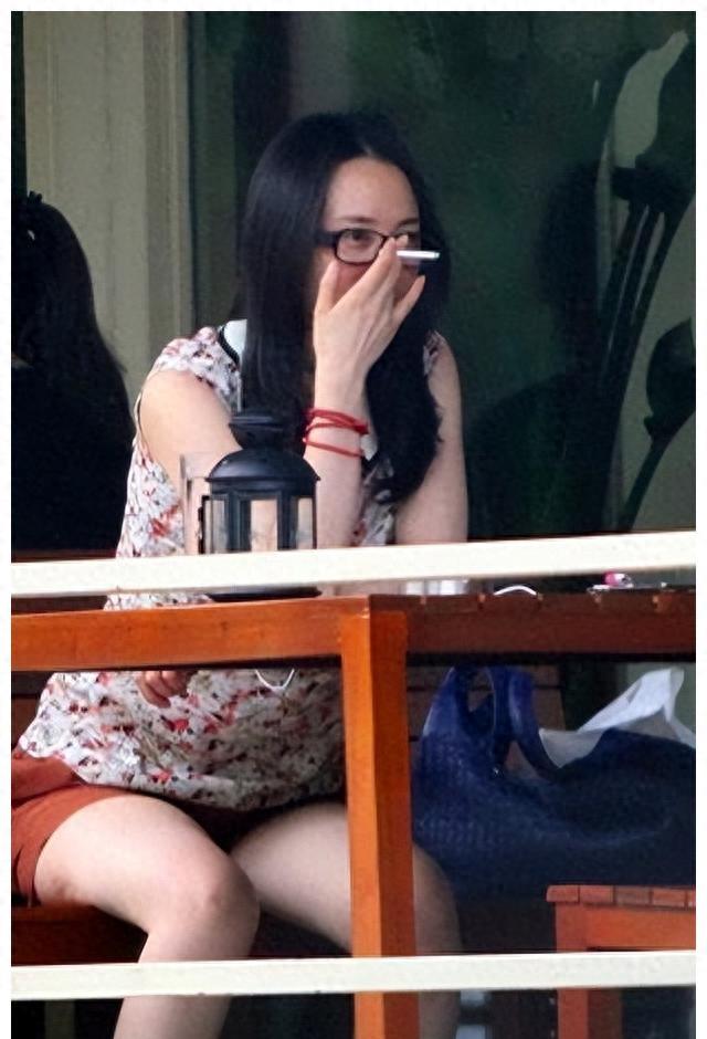 抽烟成瘾的8位女明星,个个都是老烟枪,有的还让人意想不到_生活