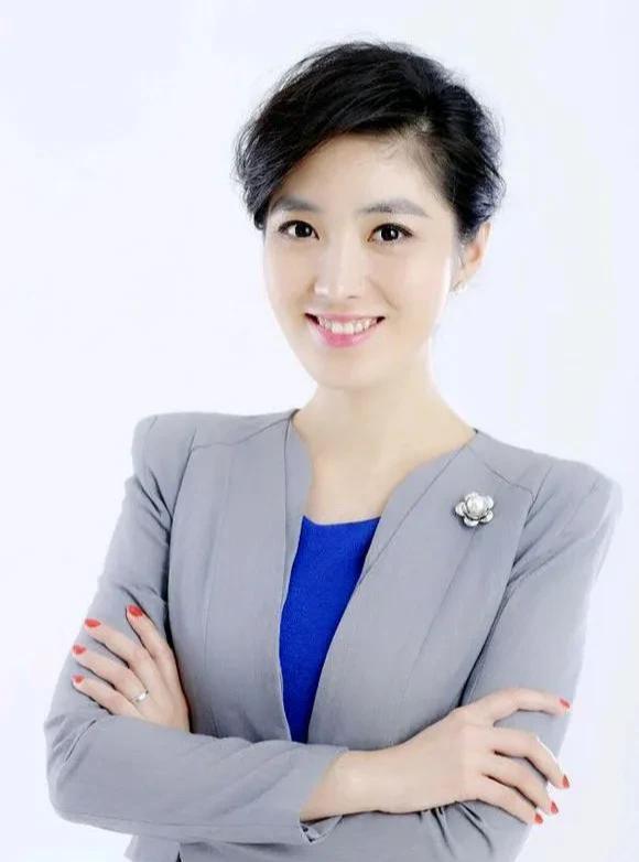 究竟是新闻主播厉害,还是综艺栏目主持厉害,我认为主持新闻非常严谨