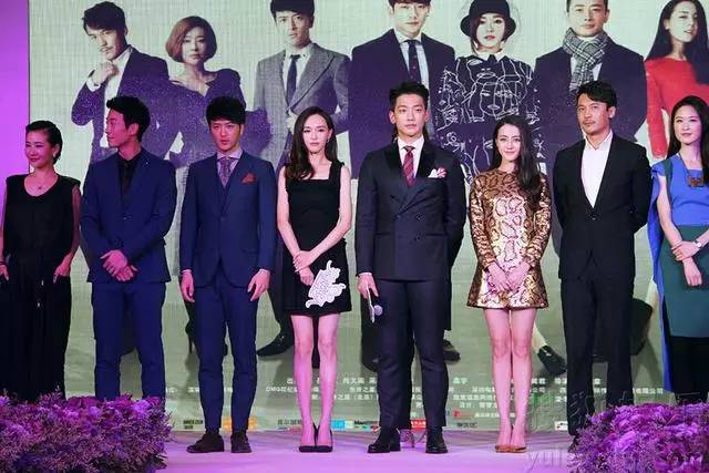 霍建华官方身高177cm,两人同台时是这样的,可能会有误差,但是老干部的