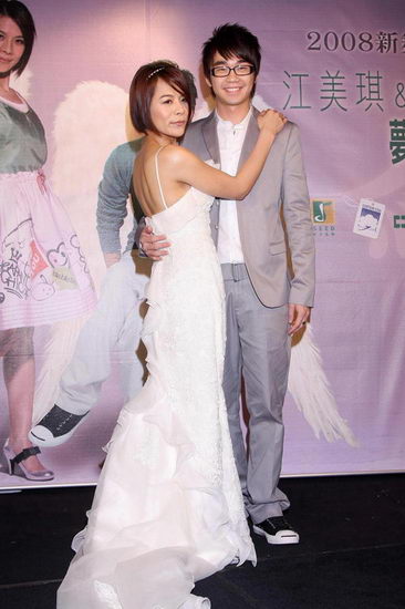 江美琪将举行音乐会 找林健辉"姊弟恋"(组图)