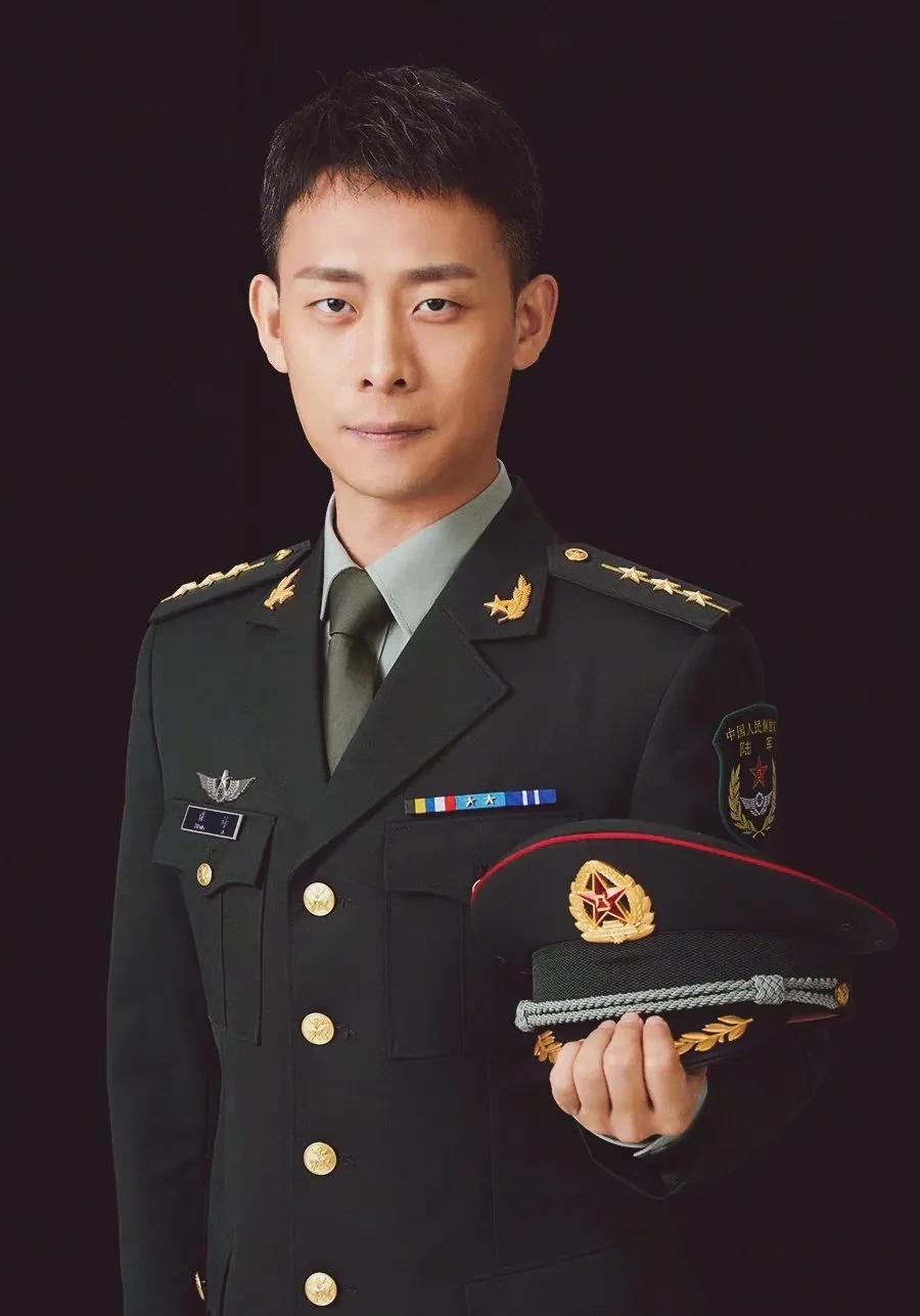 众明星建军节晒军装各个英姿飒爽原来他们曾经都是军人