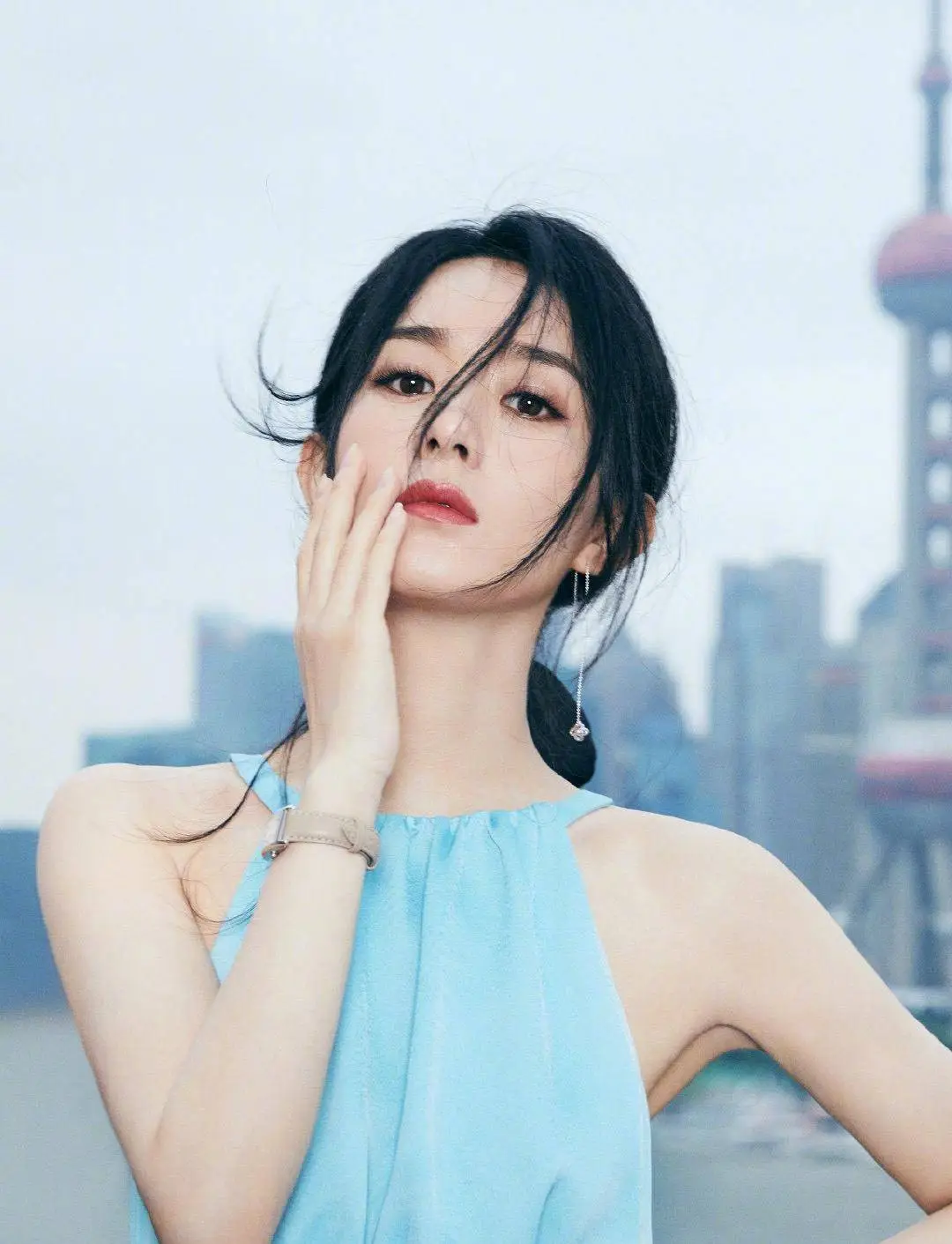 原创赵丽颖懒理婚姻传闻晒美照穿露背装秀蚂蚁腰腰线完美伤已痊愈