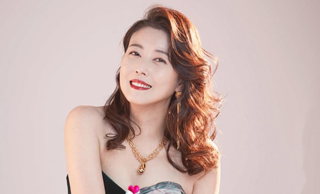 原创55岁周海媚大变样穿轻纱西装连体裤宛如侠女看眼神好绝一女的