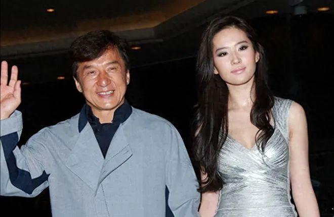 成龙灌章子怡的不是酒,而是整个娱乐圈的丑闻,两人关系曝光? - 知乎