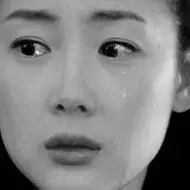 女生流泪伤感头像黑白系女生头像哭泣难过眼泪