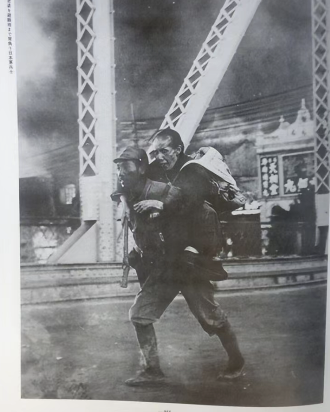 图中一个日本鬼子背着老太太过桥,日寇真的这么好心吗?其实不然,这只