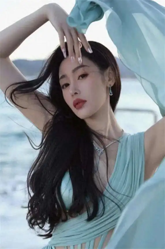 穿着真大胆!33岁张天爱穿镂空礼服惊艳戛纳,网友直呼露骨