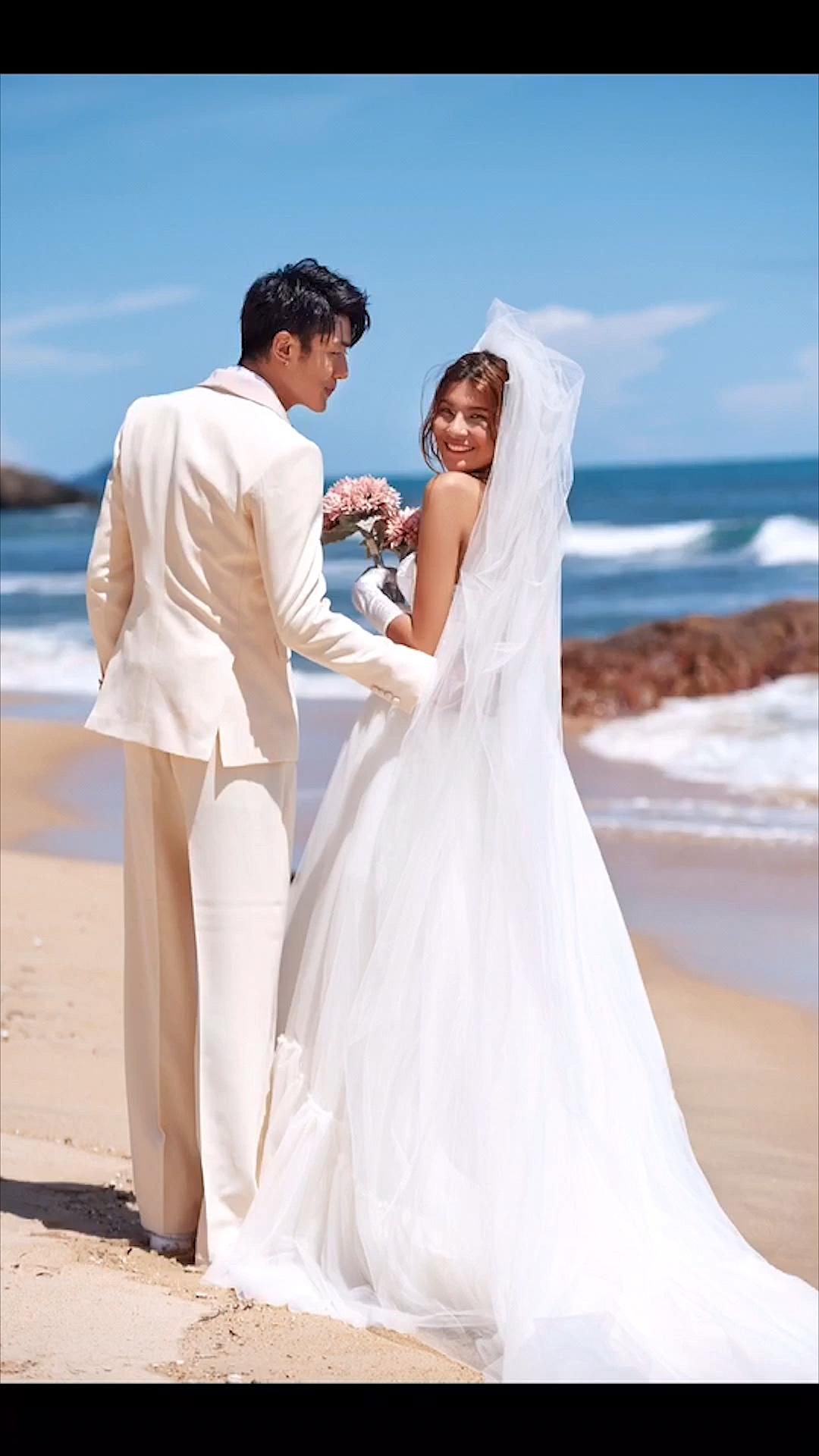 你喜欢的样子我都有#贴心的史蒂文帮莎莎提裙子,你猜苗苗会怎么想