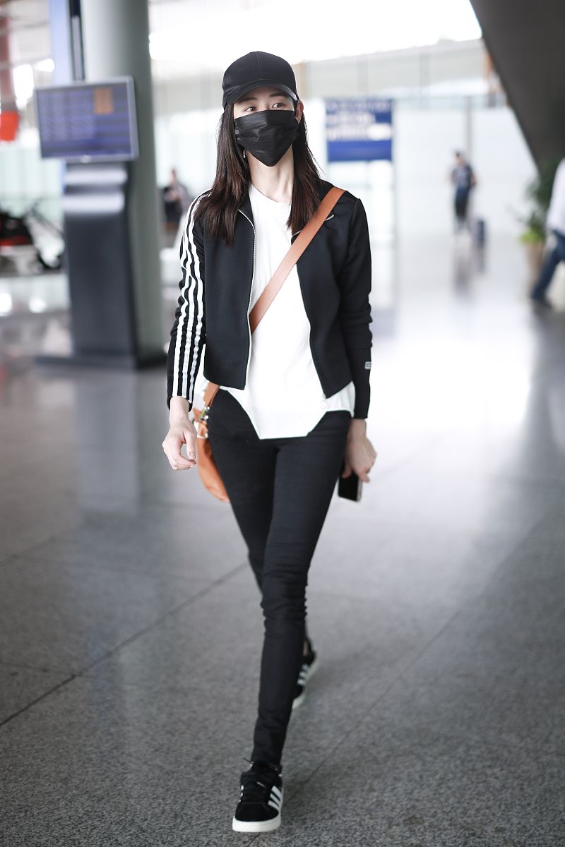 张钧甯街拍:adidas运动外套白t恤 铅笔裤小黑鞋简约利落