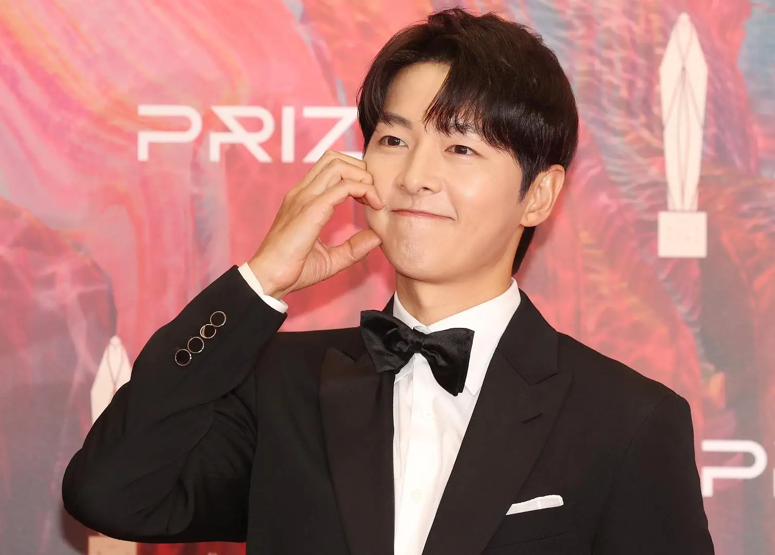 宋仲基 图据:视觉中国2021年,宋仲基和凯蒂透过朋友介绍相识,进而发展