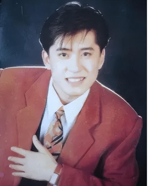 作为上世纪九十年代出道的歌手,他的歌声带给我们这些60后,70后都是