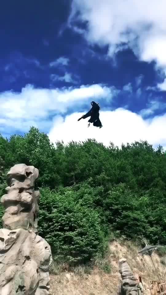 武行演员高空吊威亚