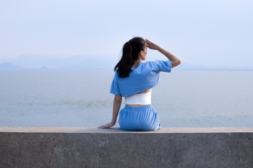 看海女生的背影 美女