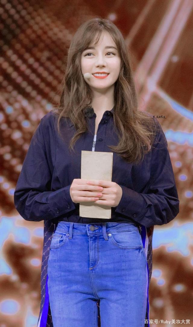 迪丽热巴齐刘海造型亮相,气质满分,网友:长得好看啥发型都搭!