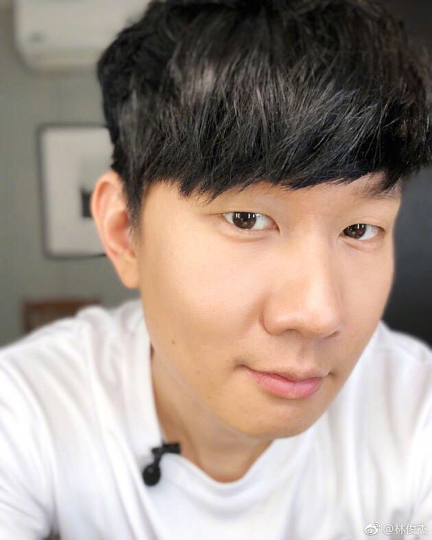 林俊杰晒自拍照紧盯镜头 网友:确认过眼神了