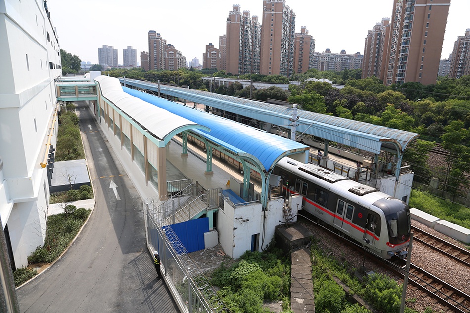 上海地铁1号线莲花路站和公交枢纽投入使用换乘无缝衔接