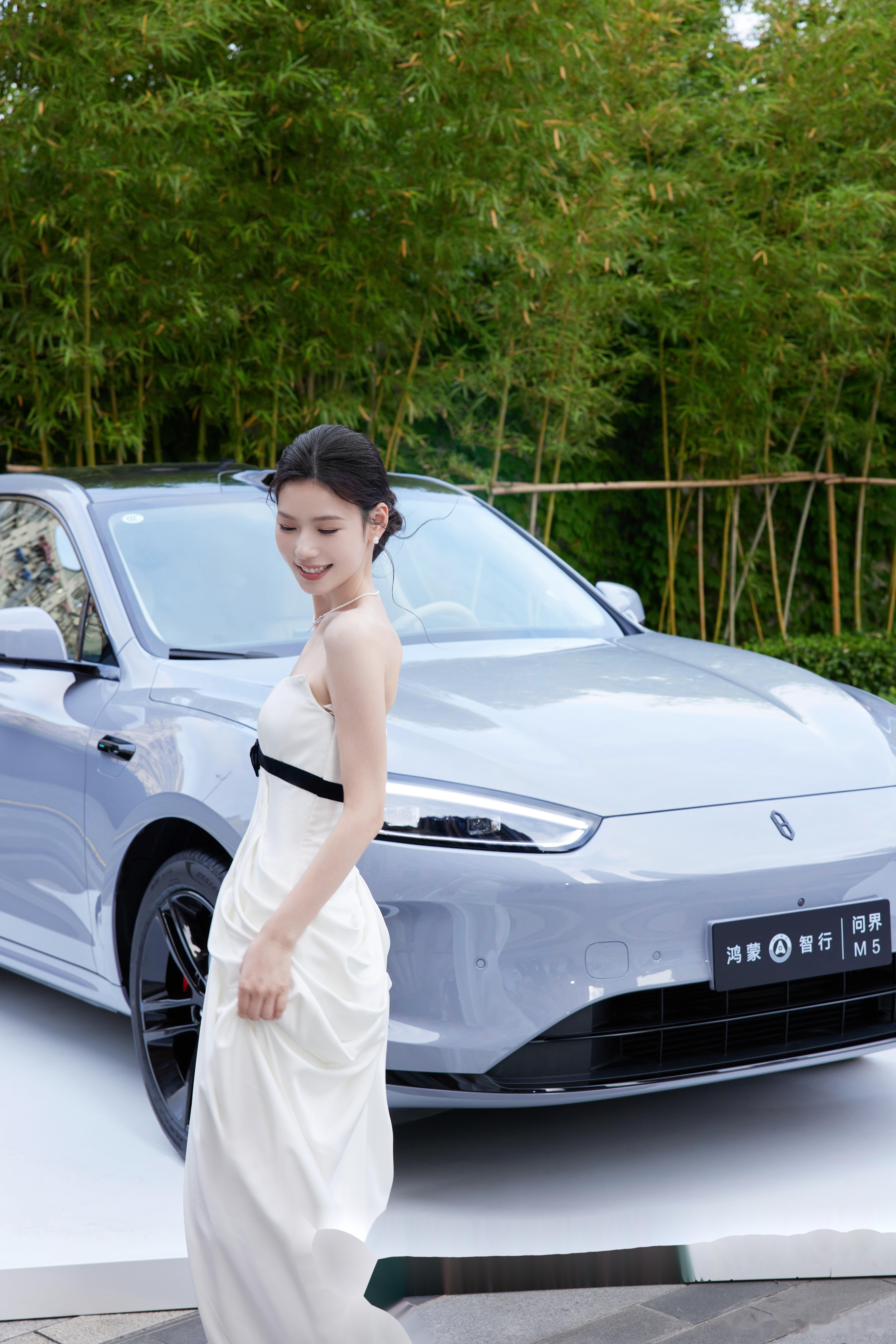 香车美女还多了个时尚手机 不管是suv还是轿车 都是时尚高颜值,配华为