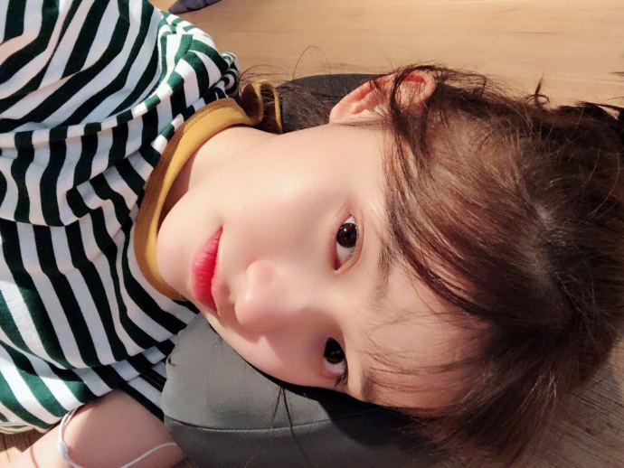 林允晒素颜自拍秀刘海造型比耶卖萌皮肤水嫩