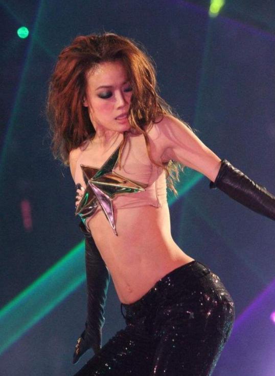 容祖儿裹着布出现在音乐会上,网友:周冬雨看了也会笑!