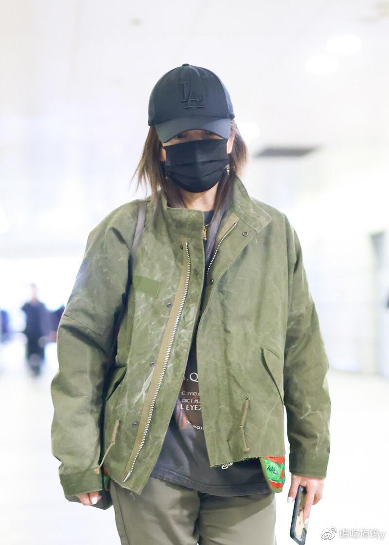 赵薇吸烟被拍吞云吐雾姿势老练网友堪称老烟民