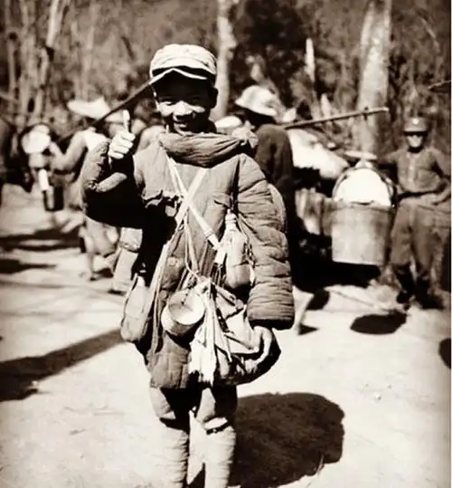 老照片:抗日战争时期的中国娃娃兵,身虽小,意已决