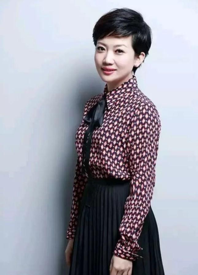 原创电视美女主持人王端端才华横溢她的爱情像风中摇曳的百合花