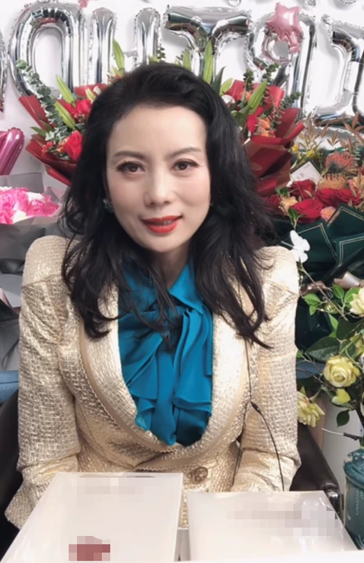 朱军妻子谭梅直播庆生,首次唱歌频67提67老公秀恩爱,罕见说儿子