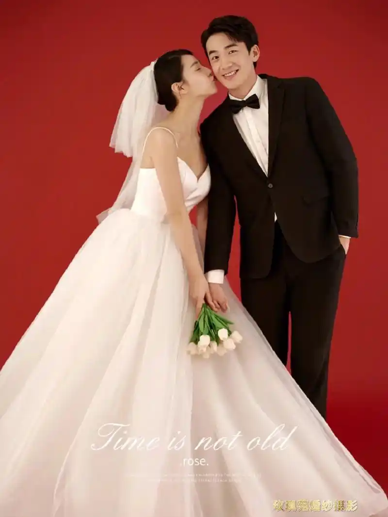 极简红的婚纱照也太好看了75 简单干净的红色背景 - 抖音