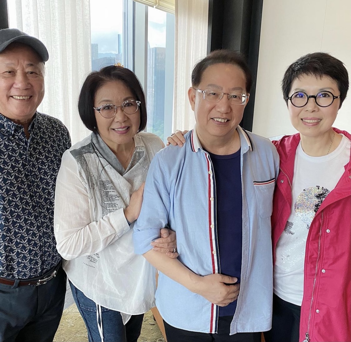 关菊英携同性密友现身聚会,两人同框尽显默契,同居多年无意再婚