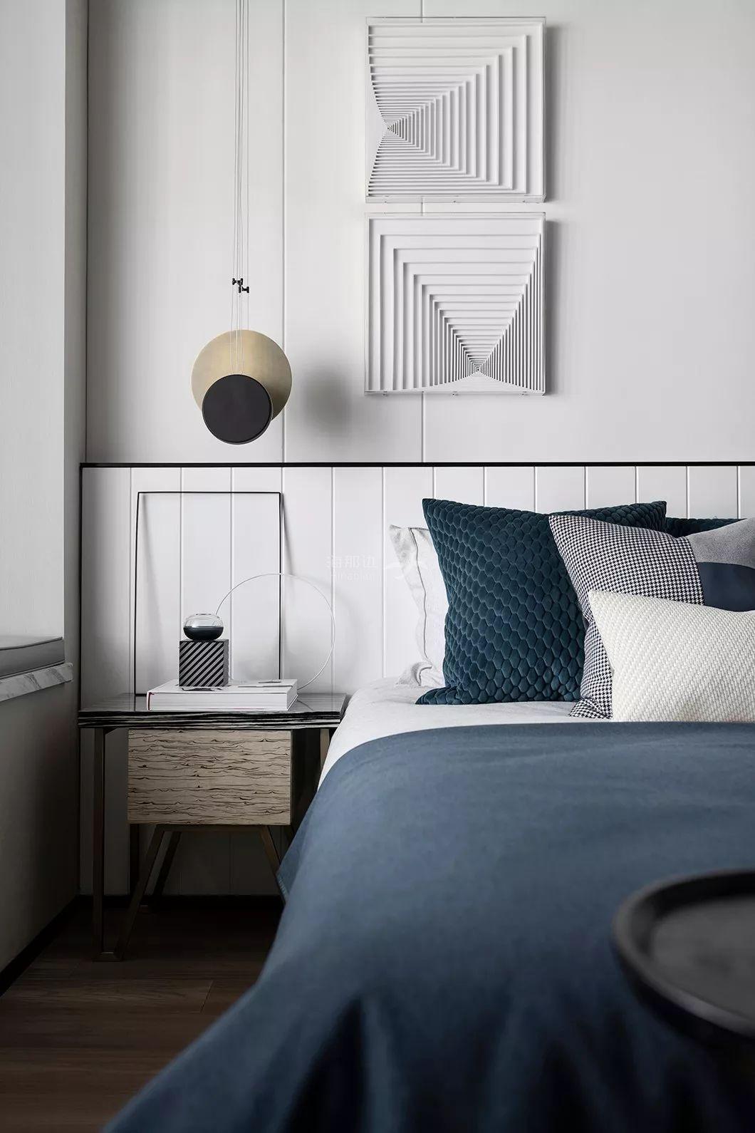 沉稳的蓝色作为主色调引导空间情绪,"线"与"形"的元素贯穿整个场域