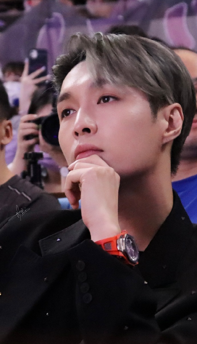 张艺兴入职中国国家话剧院#巨爱张艺兴黑发黑西装坐观众席的大佬模样