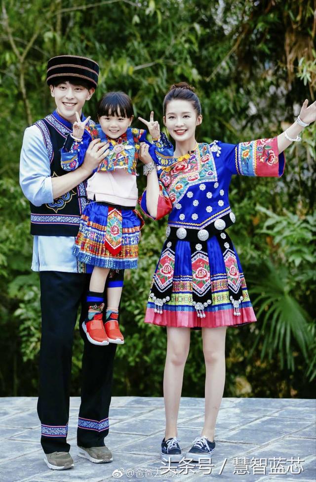 小山竹帮实习妈妈带耳环.邓伦在给李沁别头簪,还挺细心的.