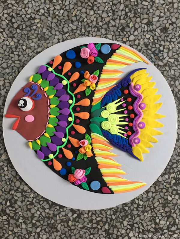 分享的就是一款有关热带鱼的手工,用超轻粘土在纸盘里做一条热带鱼,很