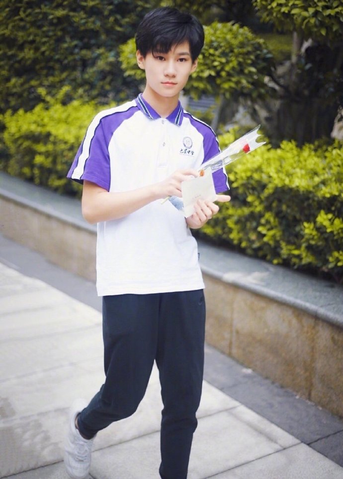 张真源超话97#明星青春校园造型look#张真源的校服look真的太93了