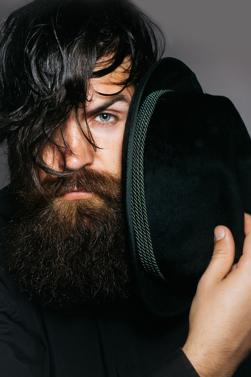 英俊的大胡子的男人