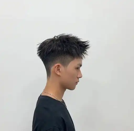 喜欢短发的男生一定要尝试一下这款摩根前刺烫发打造自然蓬松效果