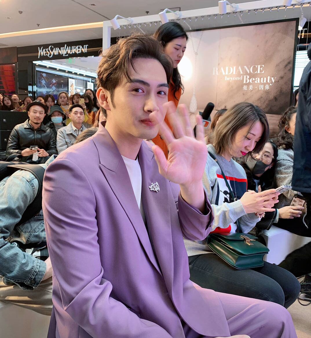 与迪丽热巴组cp的他,出席活动时粉丝挤爆现场_张彬彬