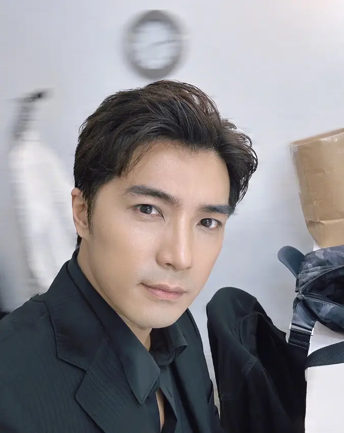 台偶初代男神贺军翔老好快,短发近照年龄感重让人认不出_时期_西装