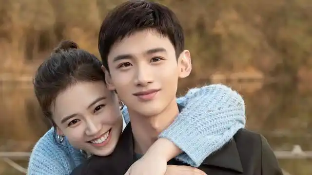 马思纯罕见现身售楼部身型丰满疑怀孕男友是乐队主唱张哲轩