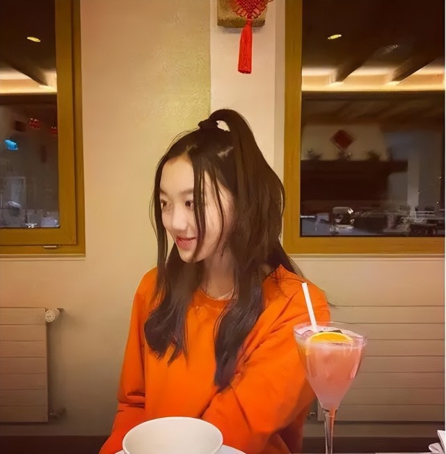 原创李嫣嘴巴变好看颜值终于恢复正常穿衬衣变艺术家不输王菲