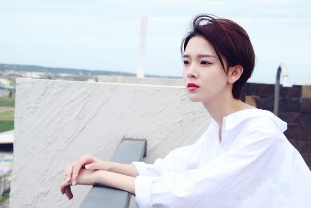 热巴短发造型超级酷帅,陈瑶的短发像个假小子