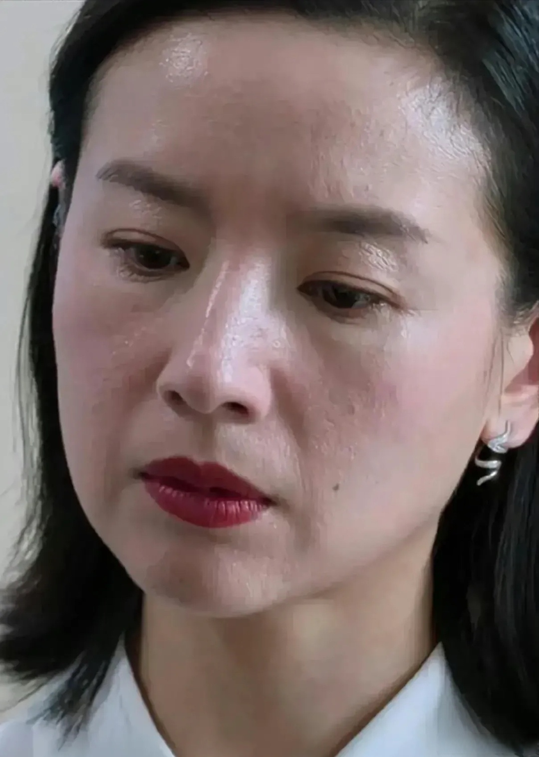 高清镜头下,无美颜无滤镜,43岁董洁皮肤状态算好吗?